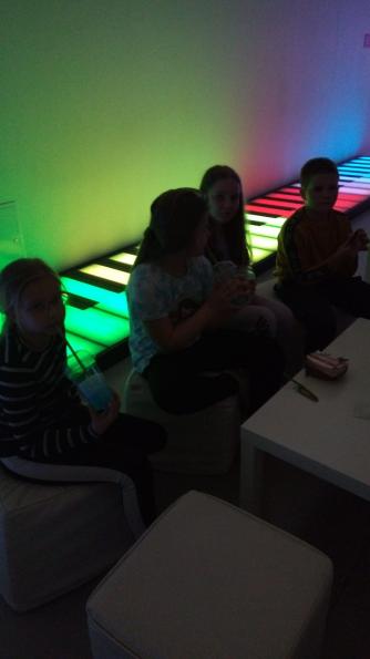 Dzieciaki w świetle i kolorze