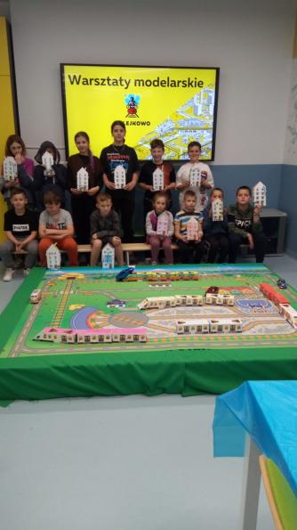 Dzieciaki w Kolejkowie