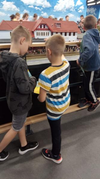 Dzieciaki w Kolejkowie