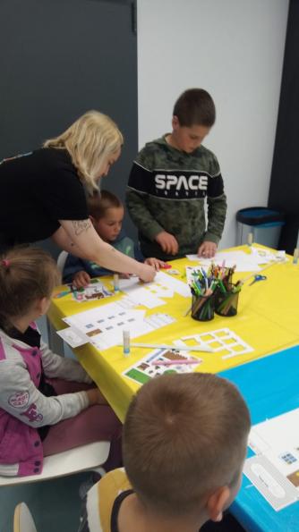 Dzieciaki w Kolejkowie